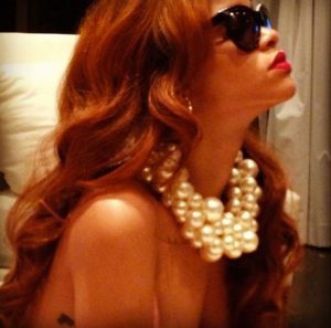 110414-fashion-beauty-rihanna-instagram-8