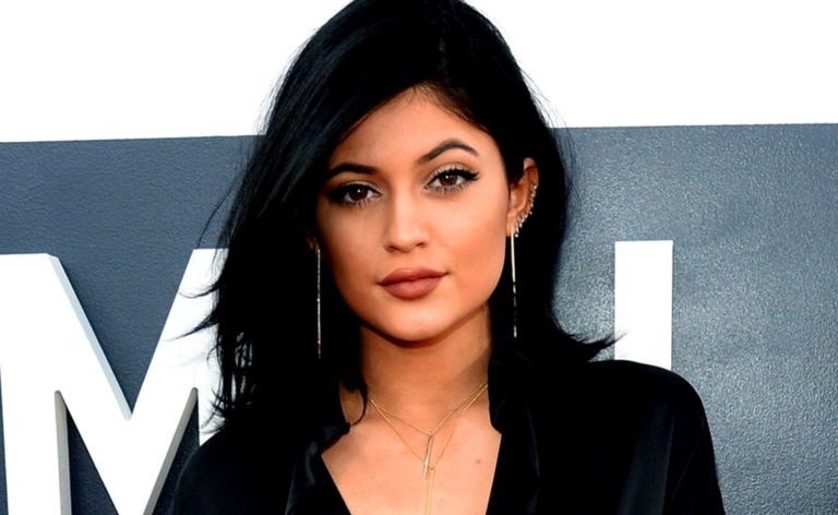 Kylie Jenner lanza sus gafas inteligentes y deslumbra con un vestido Gucci vintage de Tom Ford