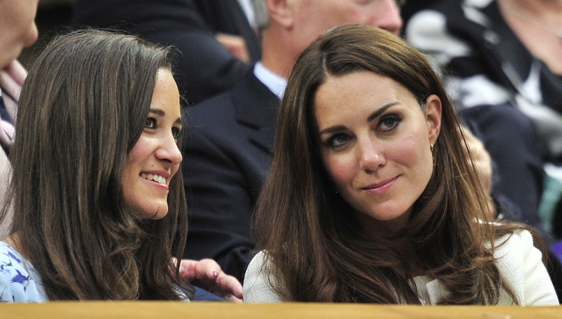 Britain's Catherine, Duchess of Cambridge (R) sits with her sister Pippa Middleton on Centre Court for the men's singles final tennis match between Roger Federer of Switzerland and Andy Murray of Britain at the Wimbledon Tennis Championships in London July 8, 2012. REUTERS/Toby Melville (BRITAIN - Tags: ENTERTAINMENT SOCIETY SPORT TENNIS) - RTR34QNO