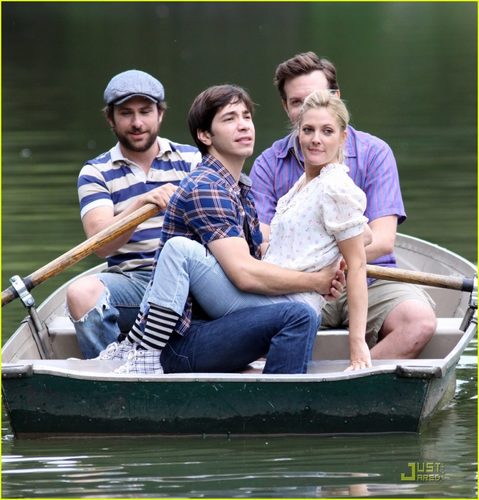 drew-barryymore-justin-long-kissing-rowboat-13