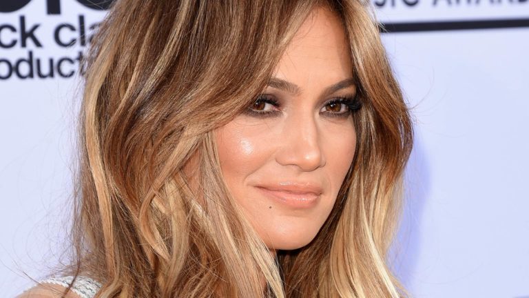 Jennifer Lopez y otras celebrities que los prefieren «yogurines»