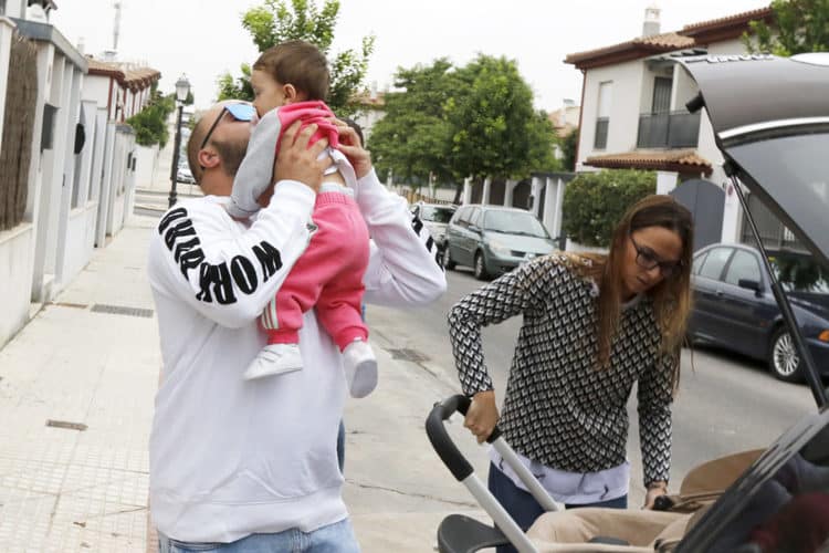 Kiko Rivera, Irene Rosales y su hija Ana Rivera por las calles de Sevilla.