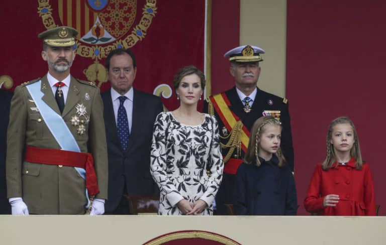 La Reina Letizia decepciona con el vestido de Felipe Varela escogido para el desfile de las Fuerzas Armadas