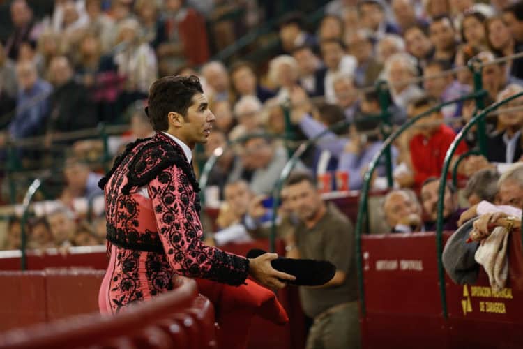 CAYETANO RIVERA BRINDA UN TORO A ADRIAN EN LA FERIA DFEL PILAR