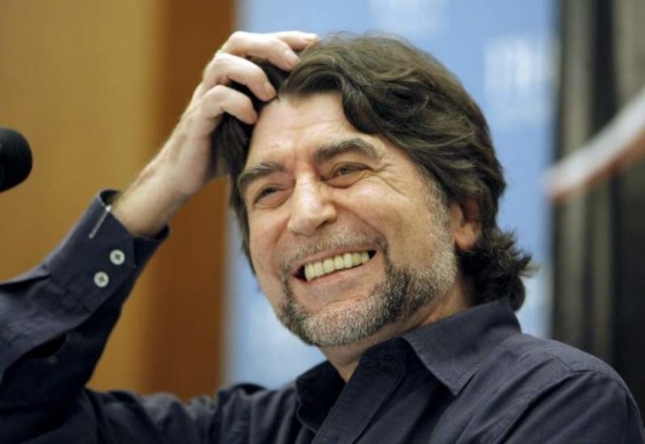 Vídeo: Preocupación por Joaquín Sabina al caerse del escenario y abandonar en camilla