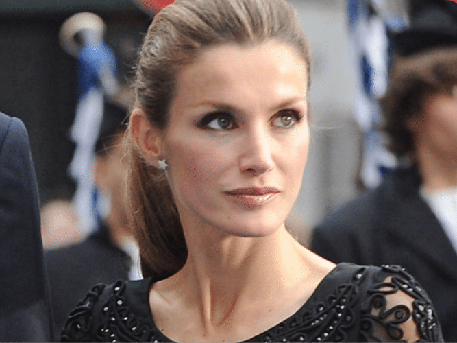 Letizia Ortiz ya no se esconde: el hartazgo le obliga a refugiarse en los brazos anónimos de sus amigos