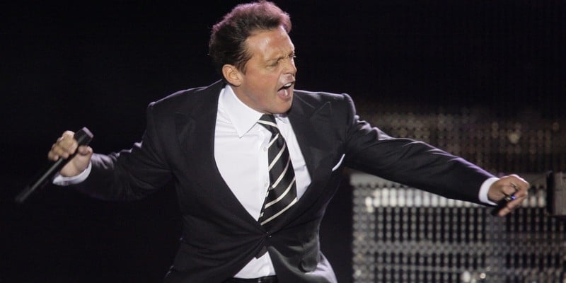 Luis Miguel se pone violento con sus músicos y la lía en un concierto (Incluye vídeo)