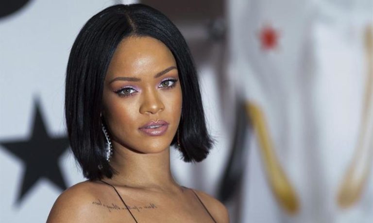 Rihanna se escapa a España y se come a besos con un misterioso morenazo en una piscina. ¿Os suena su cara?