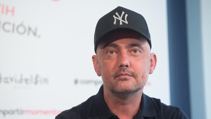 El diseñador David Delfin durante la presentación de la capmaña " Compartir Momentos " en la foto : gorra del equipo " New York Yankees " Madrid. 15/09/2016