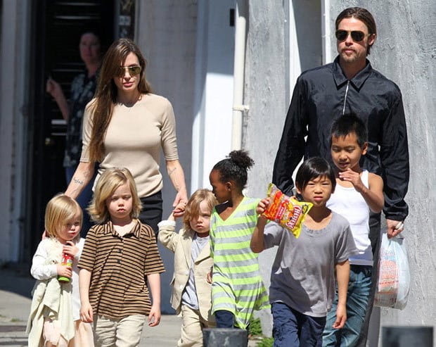 angelina-y-brad-con-sus-hijos