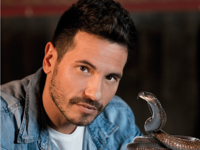 David DeMaría se mofa de Chenoa y hace alusión a «la cobra» cantando en <i></noscript>Amigas y Conocidas</i>