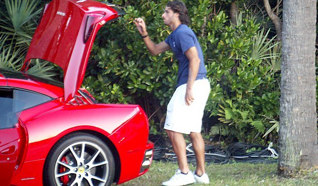 Feliciano con el porche panamera rojo que vendió