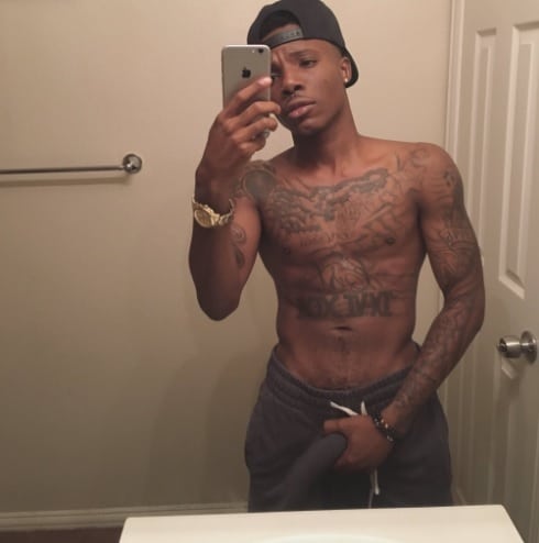 Marcando paquete con un pantalón de chándal gris: el reto más caliente de Twitter que busca famosos