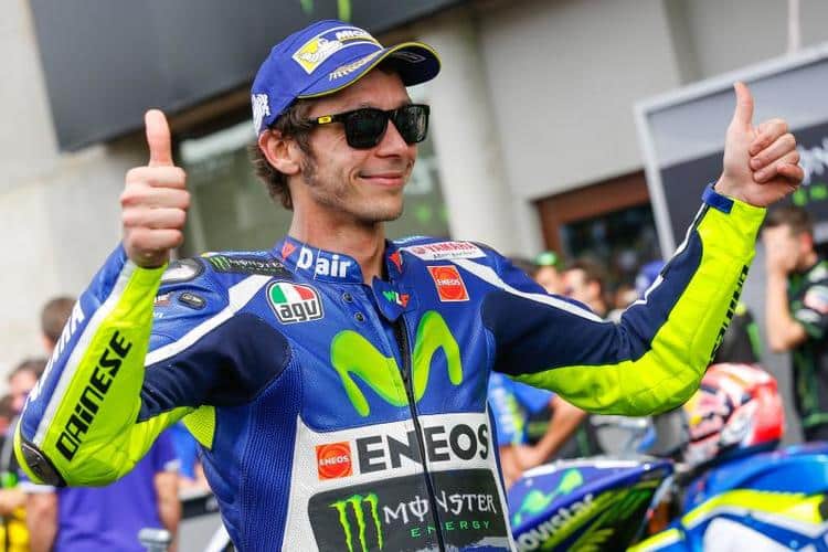 Valentino Rossi anuncia su futura paternidad vestido de doctor