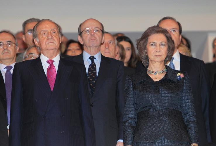 el-rey-juan-carlos-y-la-reina-sofia-junto-al-jefe-de-la-casa-real-rafael-spottorno