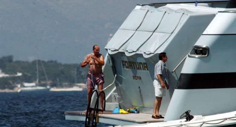 el-rey-juan-carlos-duchandose-a-bordo-del-fortuna-durante-unas-vacaciones-en-ibiza-i-c