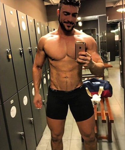 Famosos que bajo su camiseta albergan un paraíso: los abdominales más impresionantes del momento