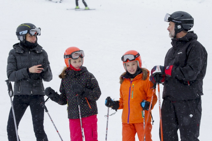 Los Reyes y sus hijas, Leonor y Sofía, disfrutan de un precioso fin de semana de esquí en Astún