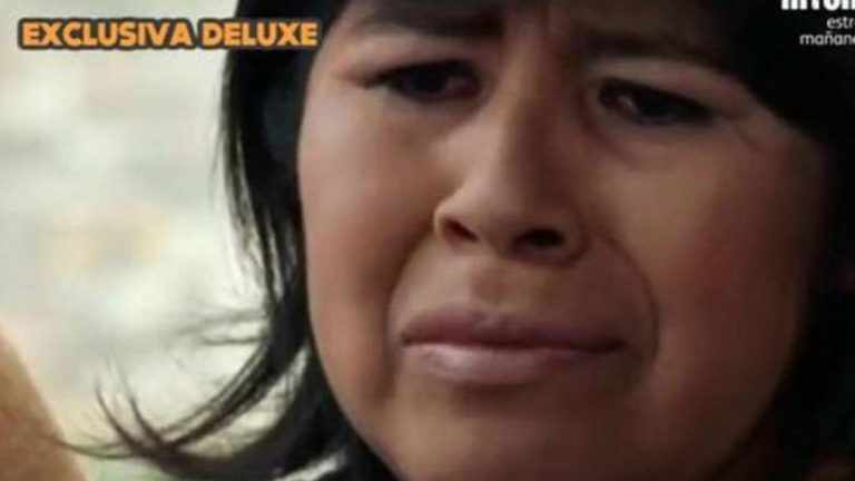 Roxana, la madre biológica de Chabelita, intenta contactar con ella ante su llegada a Perú
