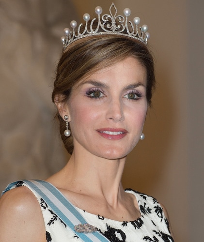 Letizia se pasa al 'fake': las joyas de la Reina son de imitación