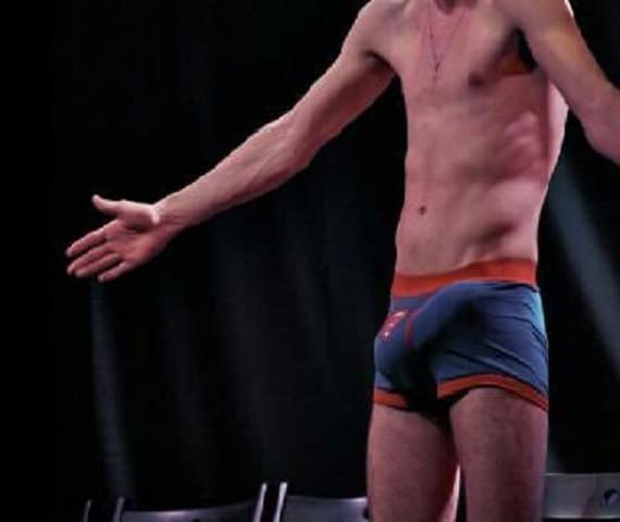 ¿Qué explosivo actor de TV enseña su descomunal paquete en directo durante una obra de teatro?