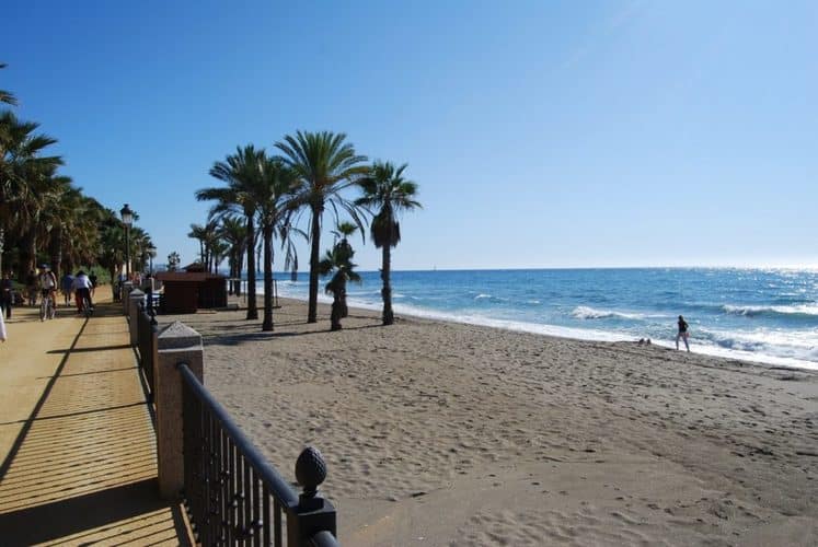 El caro 'beach club' de ensueño en Marbella de Eva Longoria, ubicado en un peligroso barrio marginal
