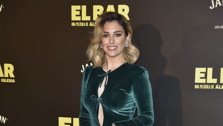 Ni un kilito de más: una imponente Blanca Suárez nos deja con la boca abierta en la deliciosa película El Bar
