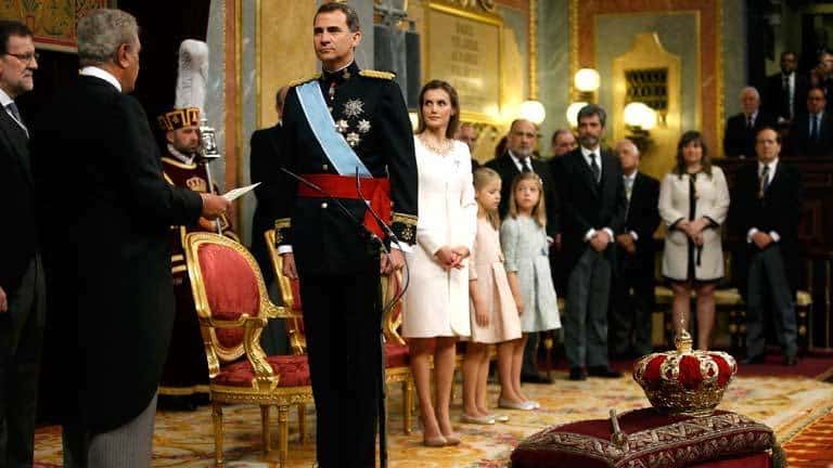Felipe VI y Letizia Ortiz cumplen 1000 días de reinado entre aplausos, loas y bofetadas sin mano