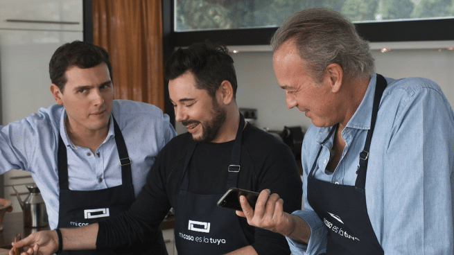 El regalo envenenado de Bertín Osborne a Miguel Poveda: Un delantal de cocina para su «novia, madre o hermana»