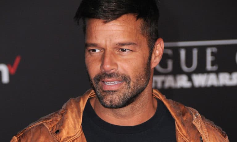 Ricky Martin desvela el nombre del famoso que le ‘sacó’ del armario y del que estuvo enamorado