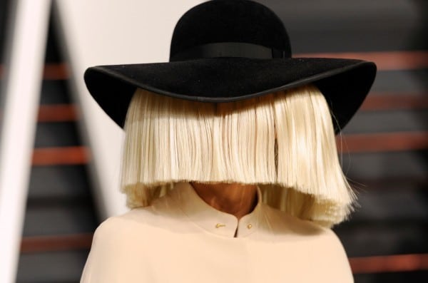 ¡Desvelamos el rostro de Sia, una de las cantantes más famosas del mundo y cuya identidad ocultaba hasta ahora!
