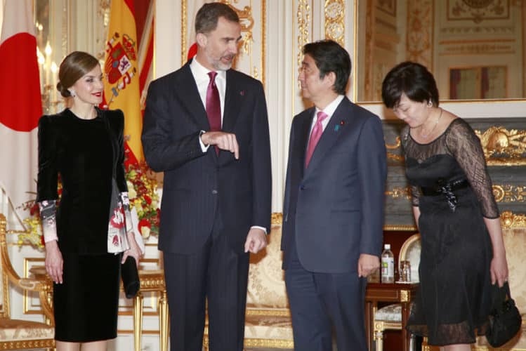 La reina Letizia sorprende al Primer Ministro japonés con un estilismo inspiración nipona de Armani Privé