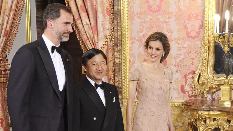 Analizamos el estilismo de la reina Letizia en Japón y adelantamos cómo será su 'maleta Estado'