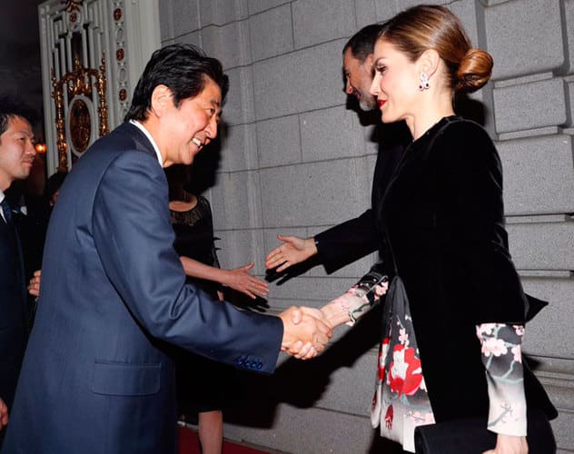La reina Letizia sorprende al Primer Ministro japonés con un estilismo inspiración nipona de Armani Privé