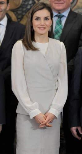 ¿Cuánto dinero gasta la reina Letizia en ropa y accesorios en un plazo de 24 horas?