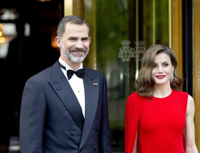 El falso bob, coleta de burbujas, efecto mojado... Los peinados más polémicos de la reina Letizia