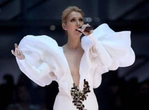 Celine Dion interpreta la canción principal de 'Titanic' 20 años después de su estreno