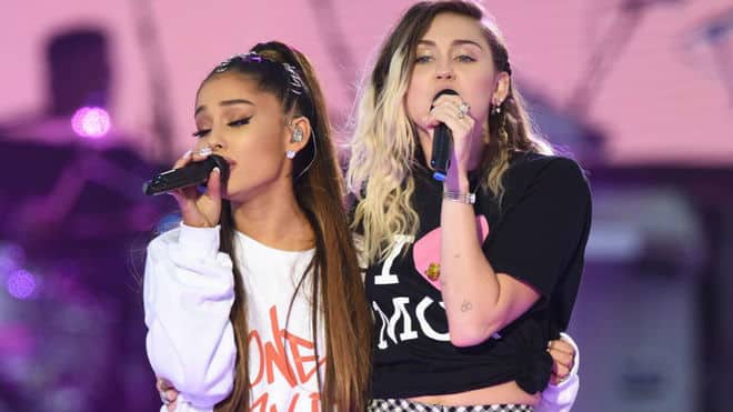 Ariana Grande vuelve a Manchester y se derrumba en pleno concierto recordando a las víctimas del atentado