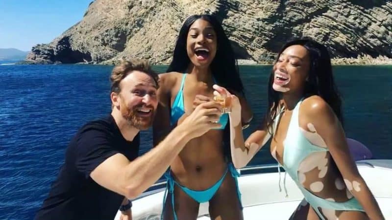 Descubre la larga lista de celebrities que ya han desembarcado en las calas de Ibiza