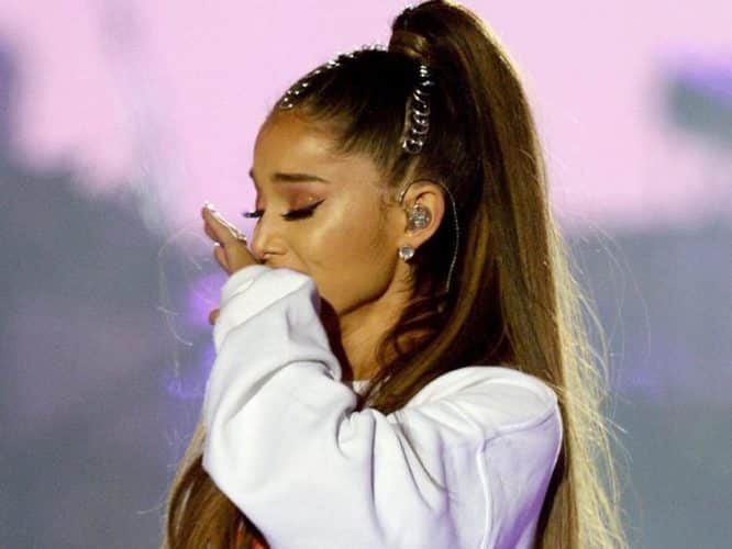 Ariana Grande vuelve a Manchester y se derrumba en pleno concierto recordando a las víctimas del atentado