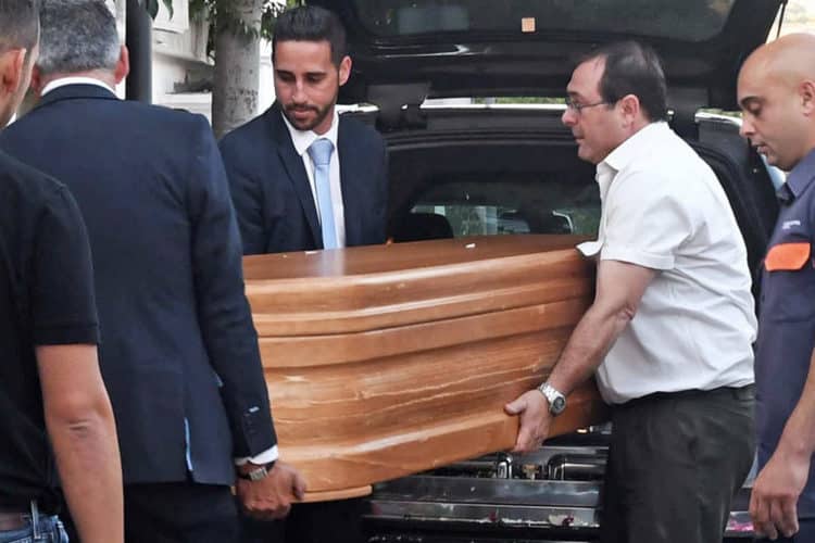 Amigos y familiares despiden en Marbella a David Delfín, que será incinerado por expreso deseo de su madre