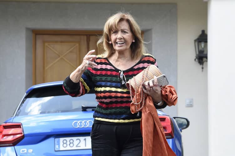 María Teresa Campos, muy guapa y recuperada, saluda a la prensa tras acudir a su revisión médica