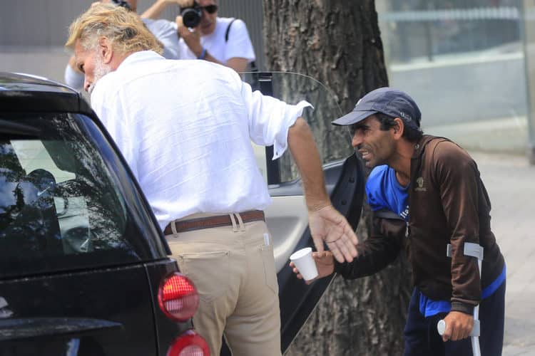 Edmundo Arrocet demuestra su generosidad con un humanitario gesto a un vagabundo en plena calle