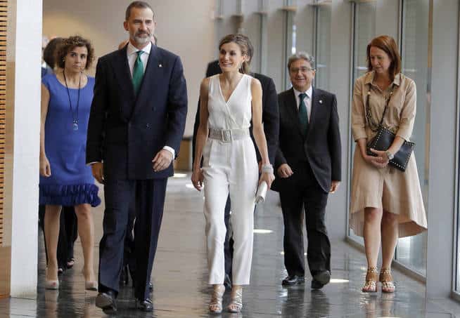 El 'total white look' que copiarás a la reina Letizia y otros estilismos 10