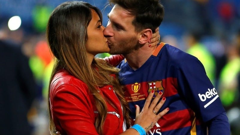 messi-antonella-beso-antonela-rocuzzo-sueldo-millones