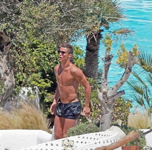 Descubre la larga lista de celebrities que ya han desembarcado en las calas de Ibiza