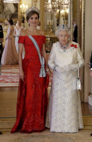 Doña Letizia, 'reina del estilo' en Europa, eclipsa con su presencia a Kate Middleton en Buckingham