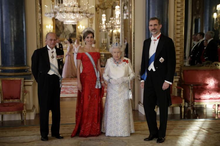 Doña Letizia, 'reina del estilo' en Europa, eclipsa con su presencia a Kate Middleton en Buckingham