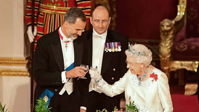 Doña Letizia, 'reina del estilo' en Europa, eclipsa con su presencia a Kate Middleton en Buckingham