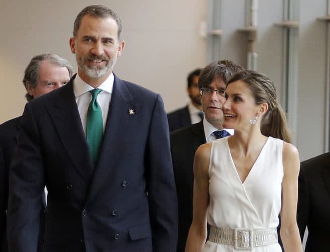 El ‘total white look’ que copiarás a la reina Letizia y otros estilismos 10